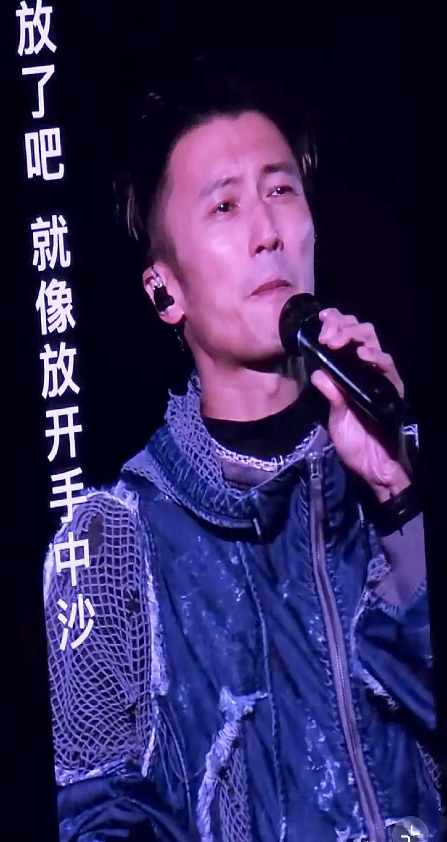 武汉暴雨里的演唱会太炸了！
 

谢霆锋全程拒绝用防雨设备，穿普通演出服，全开麦