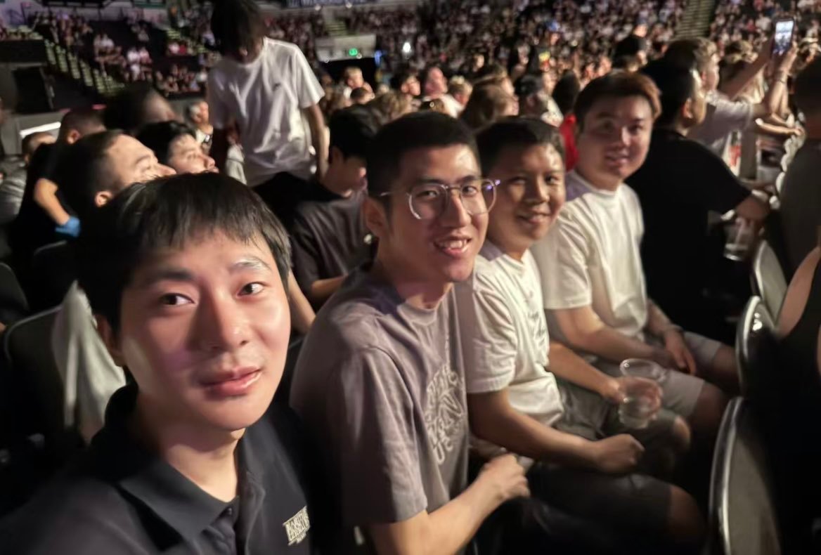 维多利亚斯诺克学院的部分球员们今晚观看了摔跤比赛🤼😎黄佳浩、周跃龙、姚朋成、