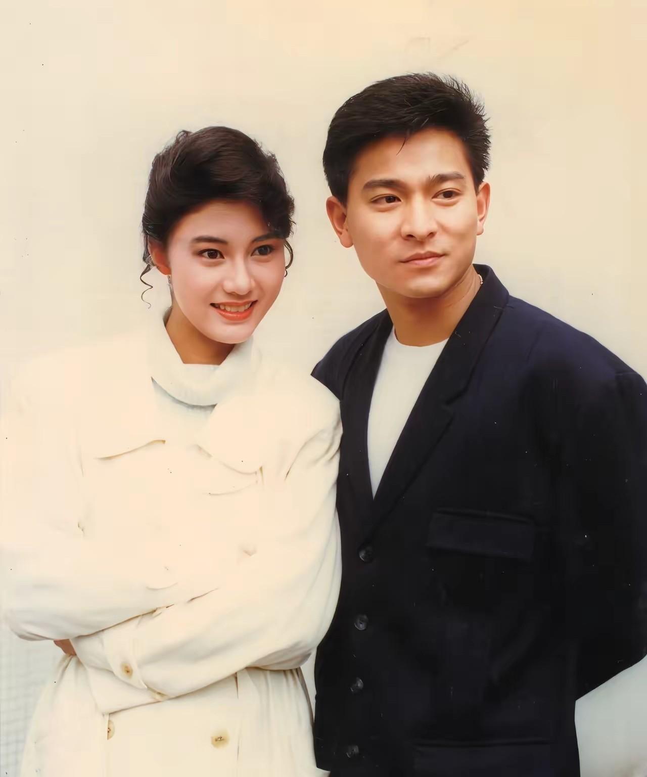 我发现刘德华和李嘉欣好有夫妻相，看到这张他俩在一起的合影，觉得他俩太般配了，虽然