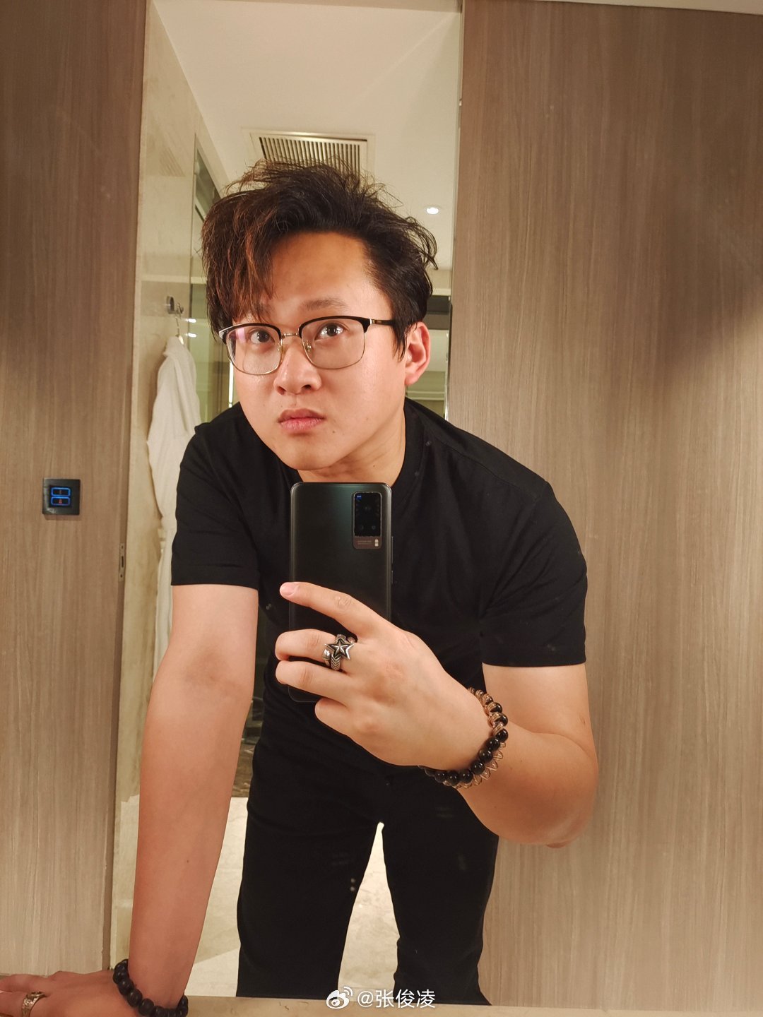 三个小时发布会直接把手机都干没电了，一口水不敢喝，回酒店狂吨吨吨方程豹