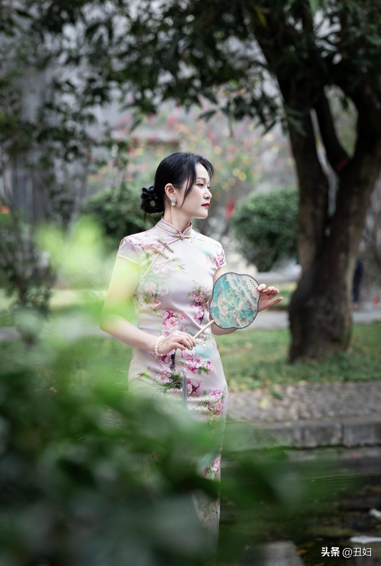 什么样的女人，能让你眼前一亮穿旗袍的女人。旗袍色彩还和个人气质息息相关。莫兰迪色