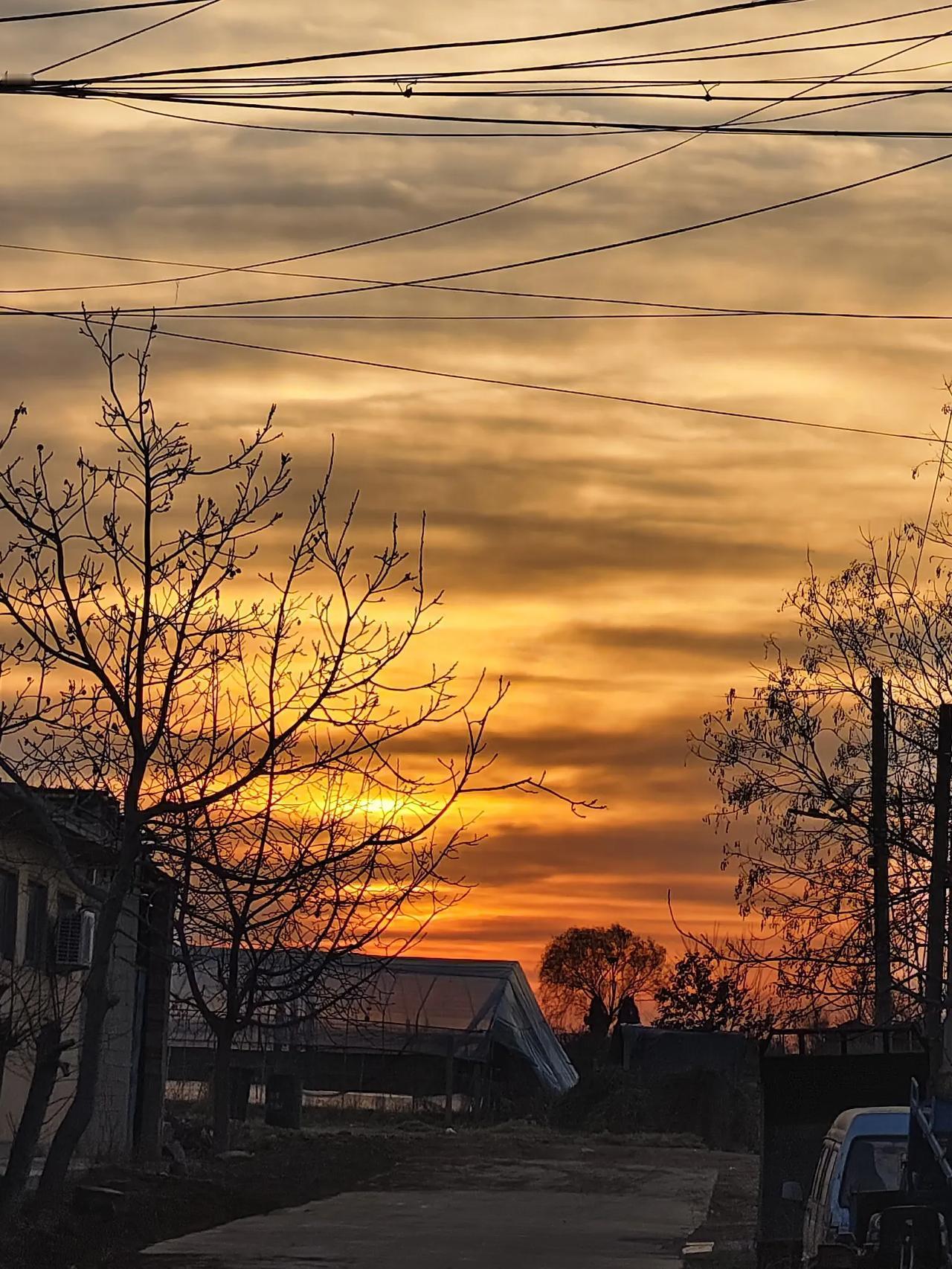 枯藤老树昏鸦
小桥流水人家
古道西风瘦马
夕阳西下
断肠人在天涯。