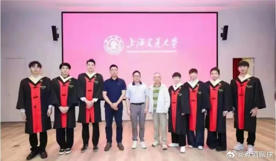 孙颖莎下一站清华孙颖莎、王曼昱从清华大学本科毕业，进入清华读研究生，清华真的是集