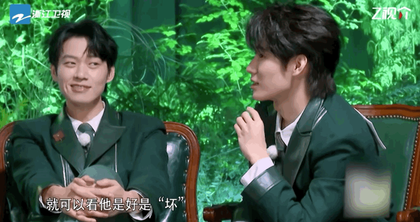 #周深痛失深哥# 和友谊的小船说翻就翻了[允悲]，当蒋龙在投票环节被淘汰后，发表