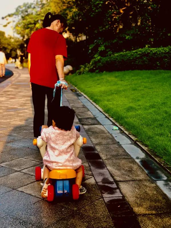 6月7日重庆，女子穿阔腿裤+厚底鞋，带娃下楼脚底打滑，面朝下从6层台阶扑下。当事