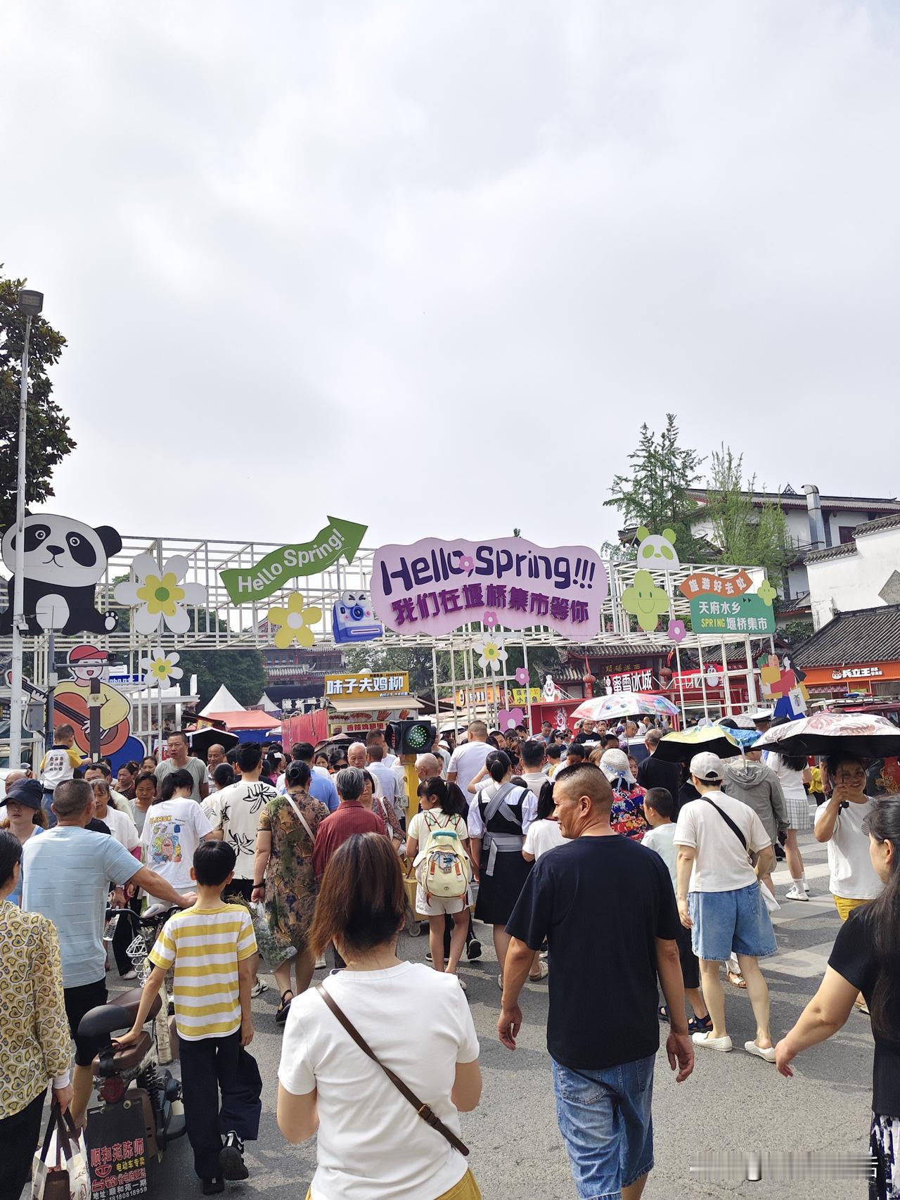三道堰罗家桥赏荷记
今日端午，三道堰景区有活动。用过早餐，我本打算去景区一探究竟