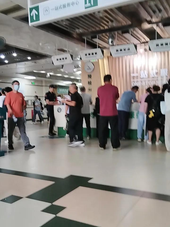 这些天几个工友相继发烧，我就知道我躲不过，天气太热不想戴口罩，导致昨天下午开始不