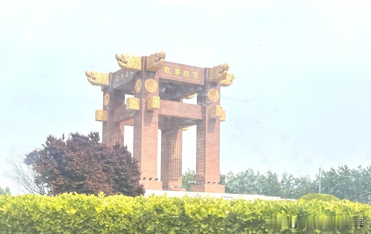 这是进入开封的标志性景观。开封天马广场的“开”字雕塑，是开封的城市地标。
 
雕