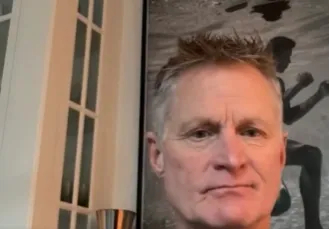 网页链接勇士主帅科尔参加了一档电台节目，谈到了近期的一些交易流言。科尔表示：“我