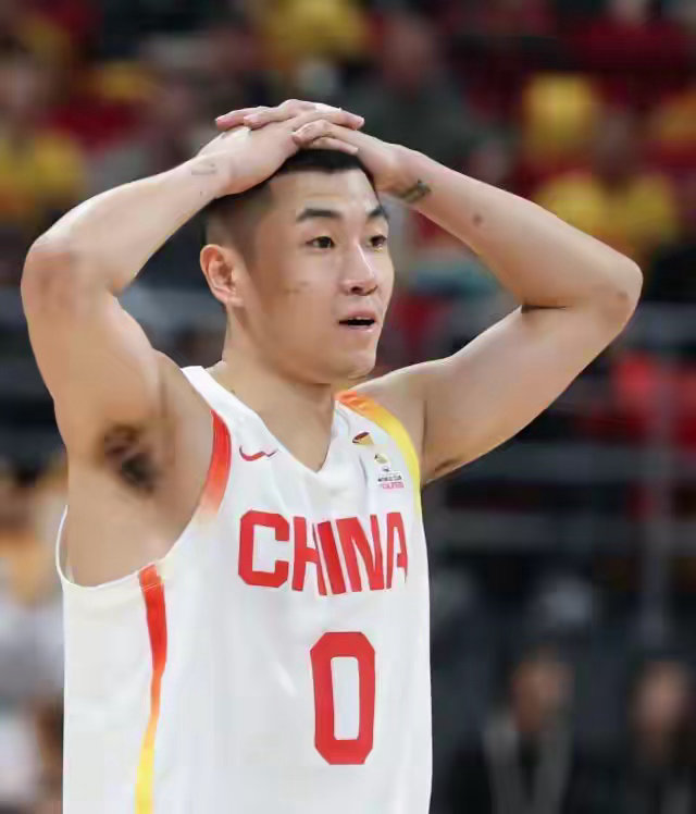中国男篮本期集训人员调整中国男篮官方宣布高诗岩和冯傲离队，增补胡明轩加入本次集训