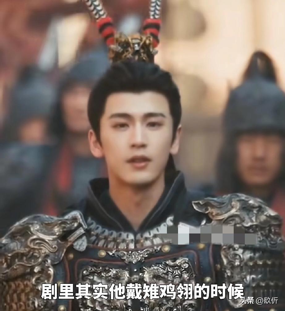 张凌赫在《逐玉》里戴了个“野鸡毛”，被网友骂上热搜，造型师终于出来说话了

有造