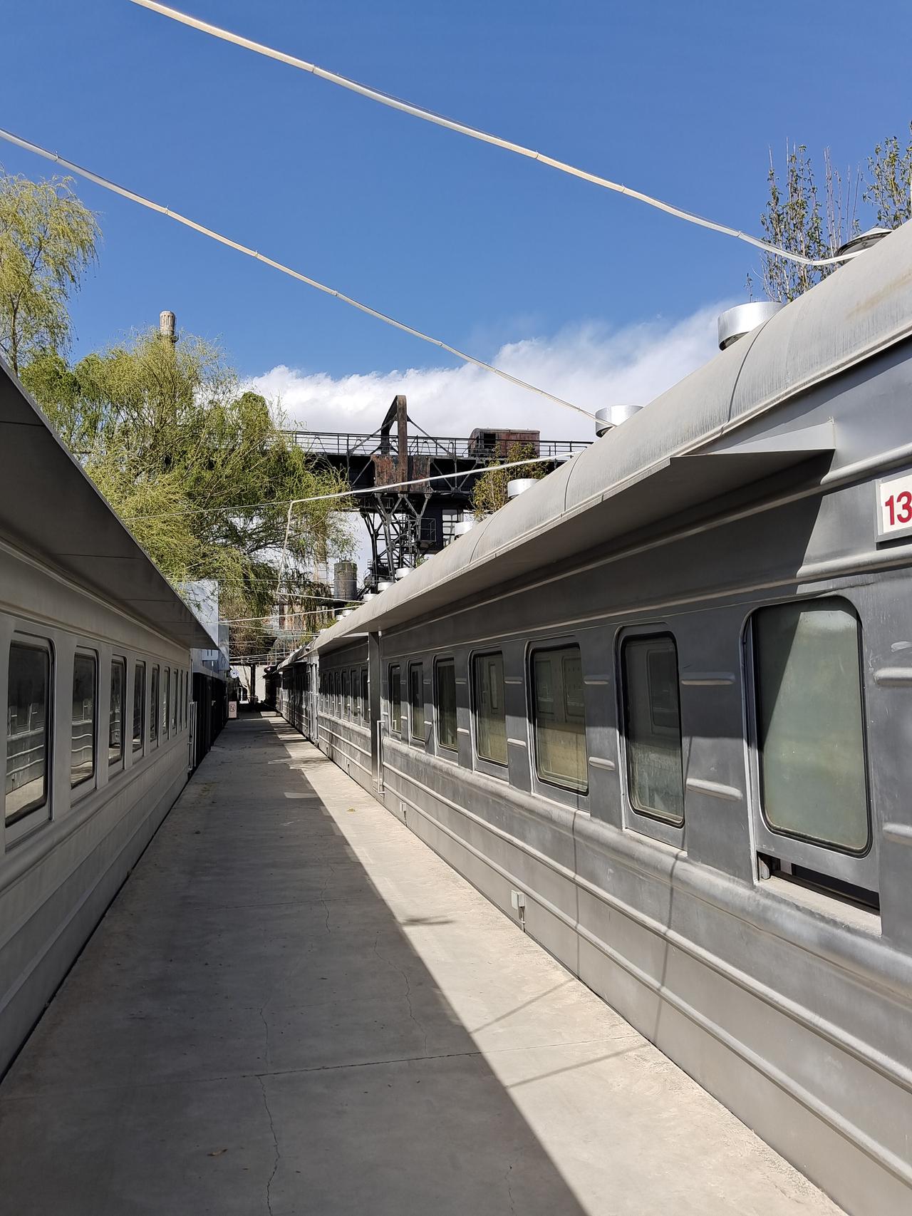 最近我常常为孩子买房子的事情而烦恼。这年头有钱的人家，闲置着好几套房子在那里吃灰