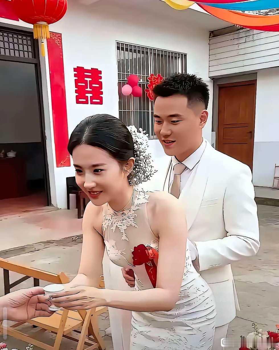 这哥们好像取到了刘亦菲？这哥们也太有福了，竟然娶了一位形似刘亦菲的新娘，见了的人