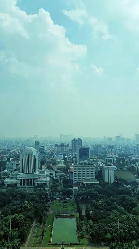 曼谷和雅加达快被淹的消息让人揪心。雅加达每年以高达25厘米的速度下沉，部分地区过