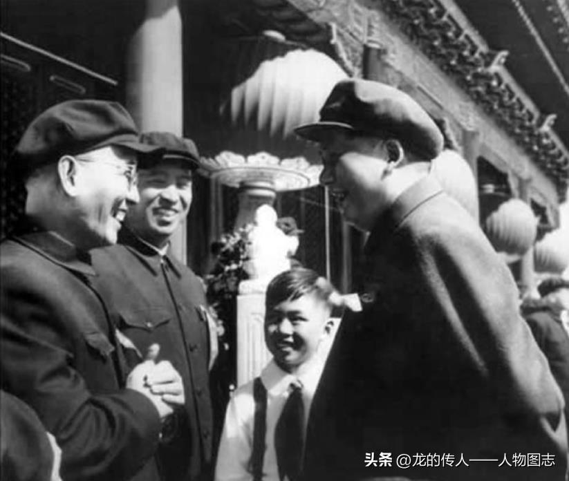1951年10月1日毛主席和彭真、郭沫若在天安门城楼上交谈
