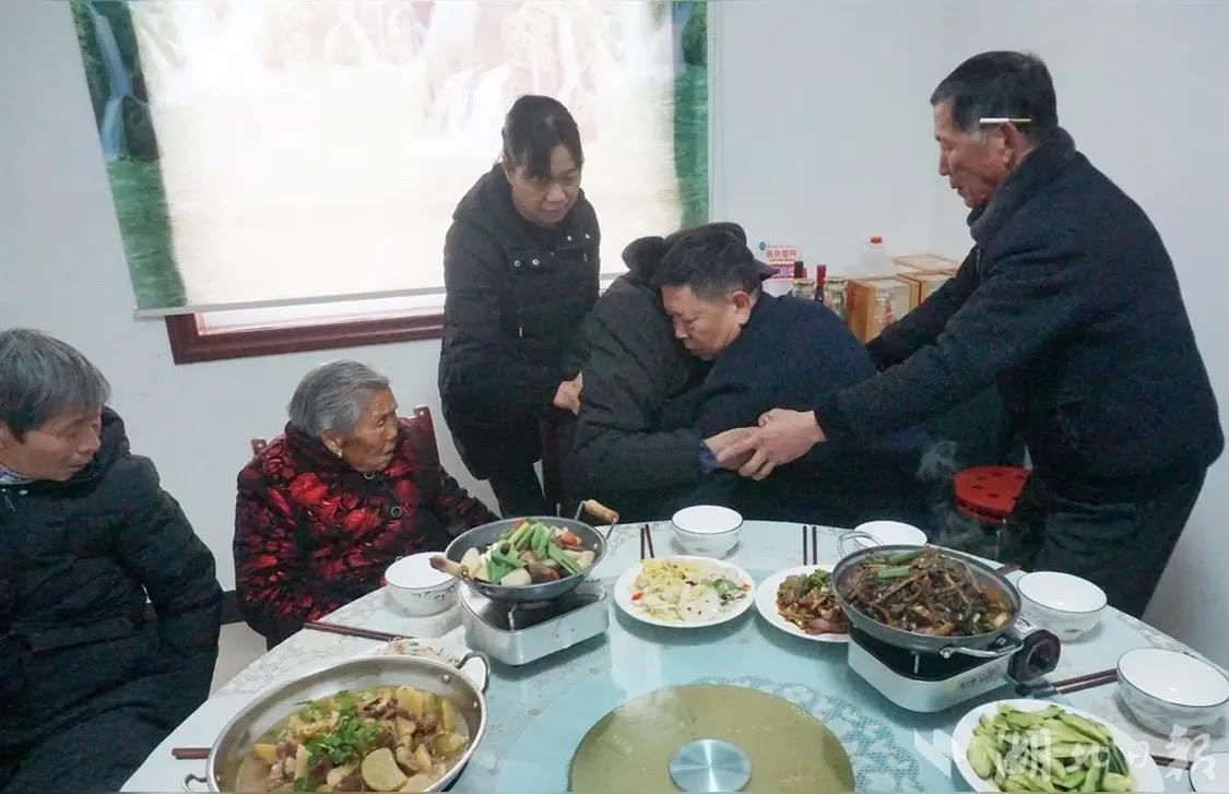 我在农村发现一个奇怪现象，条件越好的儿女就越不能给父母养老。

农村孩子一大帮，