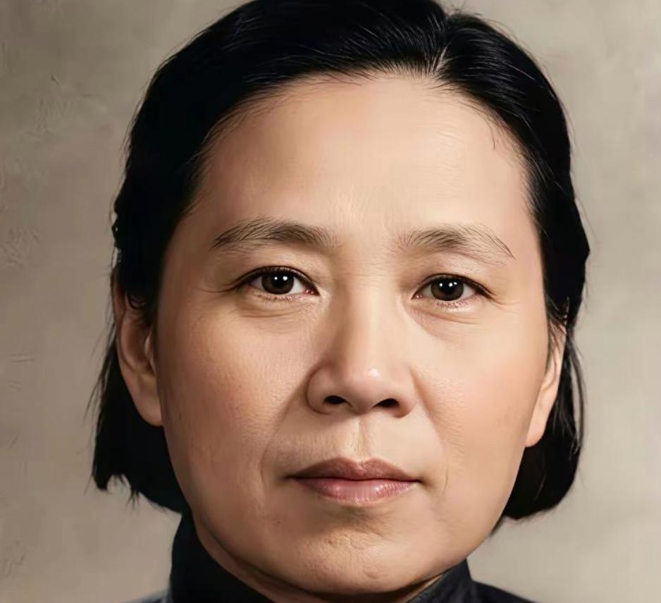 新中国成立后的一天，陈赓费尽周折，找到了一名30多岁的女子，紧紧握住女子的手说：
