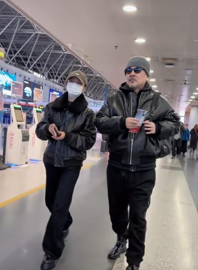 蒋勤勤陈建斌同框走机场，陈建斌走出了大佬的风范，蒋勤勤走出了小女人的模样，最引人