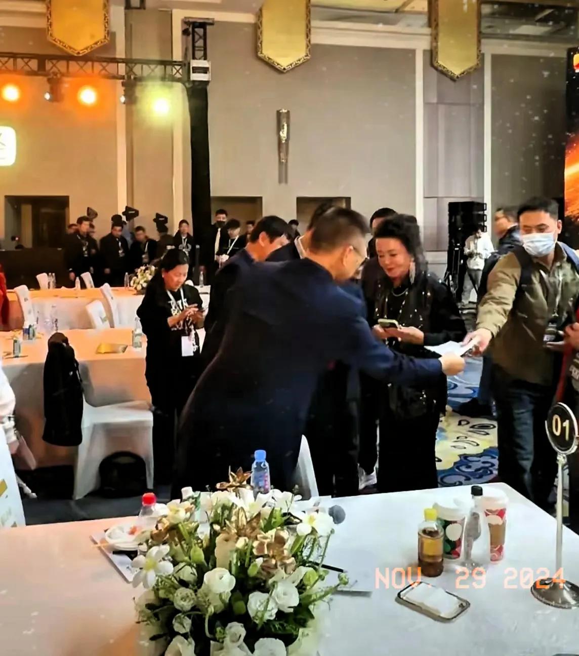 张兰：破茧成蝶，商界铁娘子的逆袭之路**

在商界的浩瀚星空中，有这样一颗璀璨的
