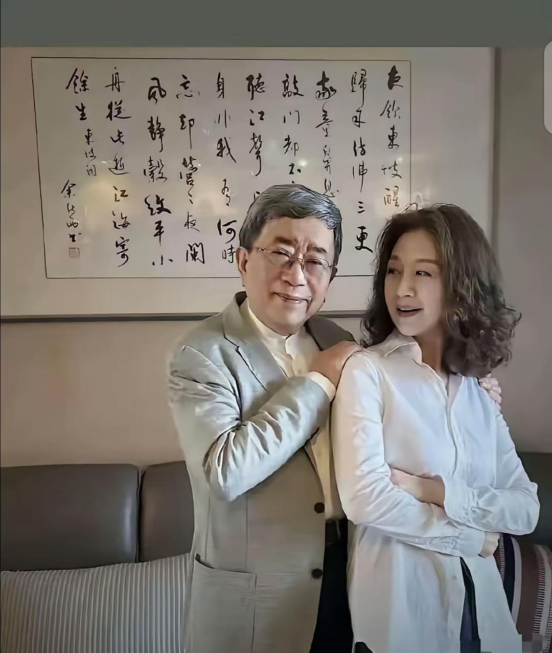 余秋雨的历史文化大散文
在当代无人能及。
马兰激发了大师的创作灵感，
是有贡献的