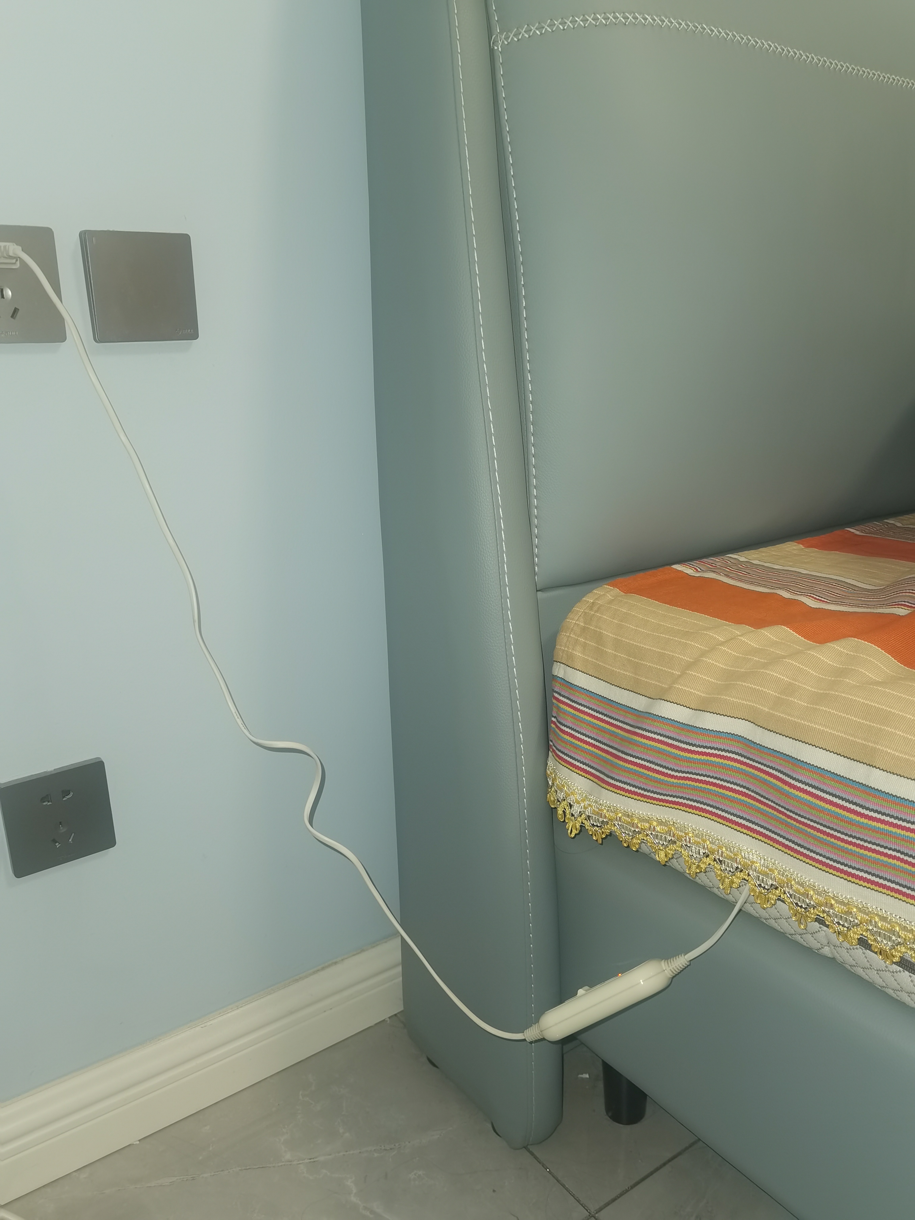 据说15号才供暖，开空调也手脚冰凉，哈哈，安排了个电褥子，终于暖和啦[哈哈] ​