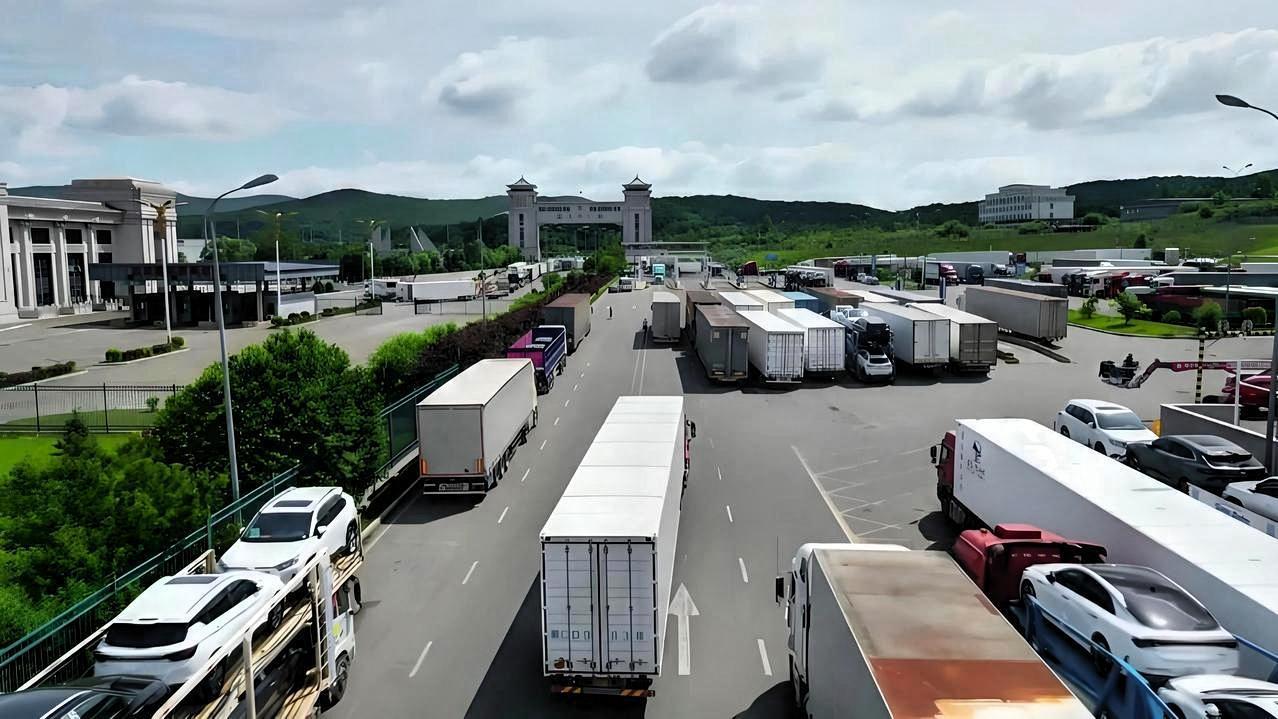 海上大动脉眼看要被物理掐断！巴铁反手掏出穿墙外挂。

巴伊陆路走廊火速通车，伊朗