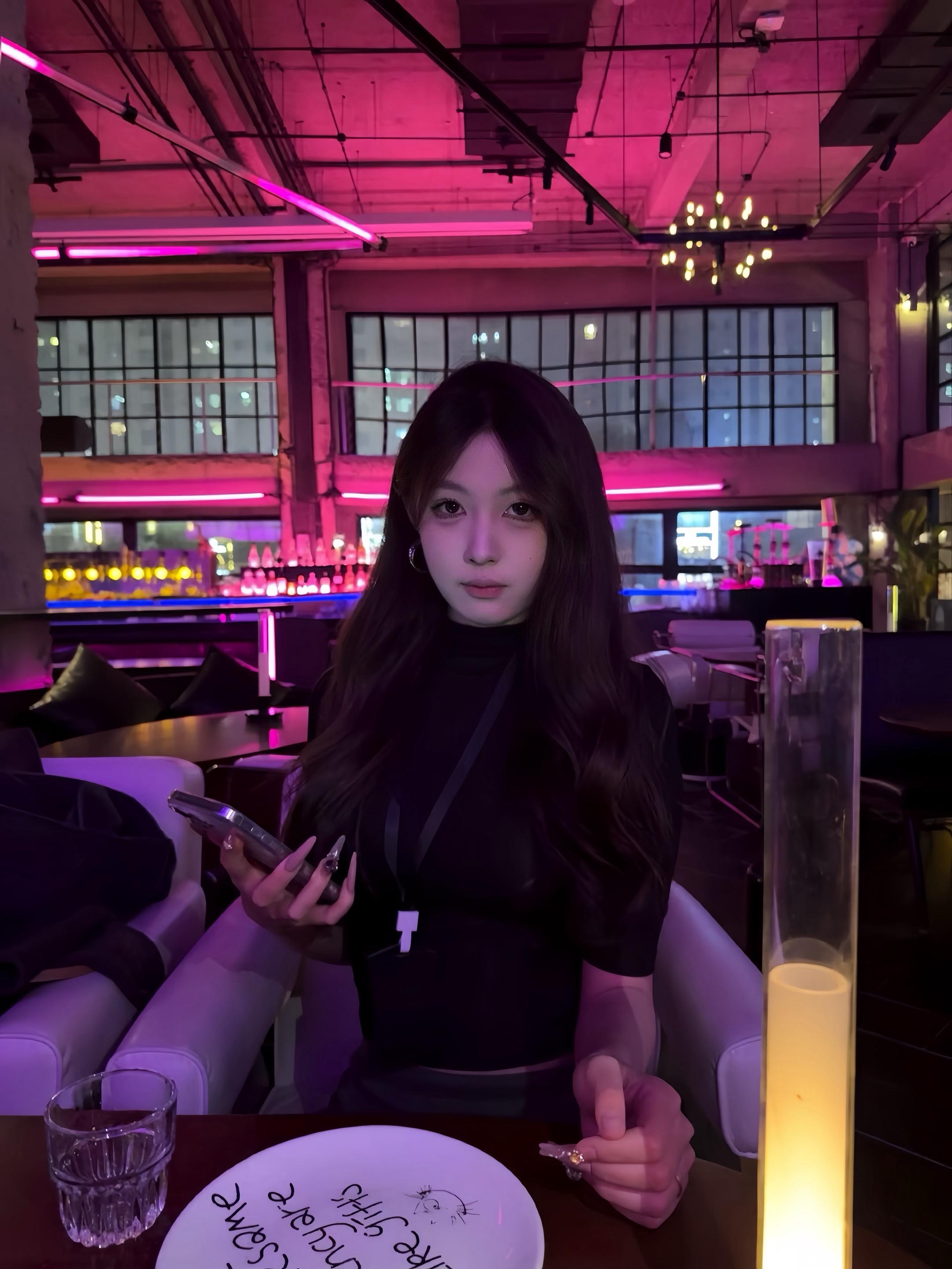 其实唯一能伤到你的  是你选男人的眼光  你总能一眼在人群中找到自己的报应