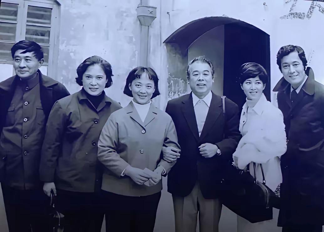 一张充满年代感的老照片：

我只认出了风度翩翩的赵丹、目光灼灼的秦怡，清丽温婉的