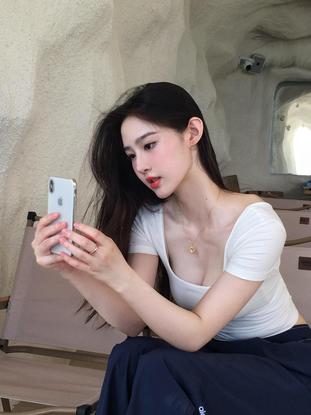 慢慢是个很好的词，慢慢遇见，慢慢喜欢，慢慢相爱。