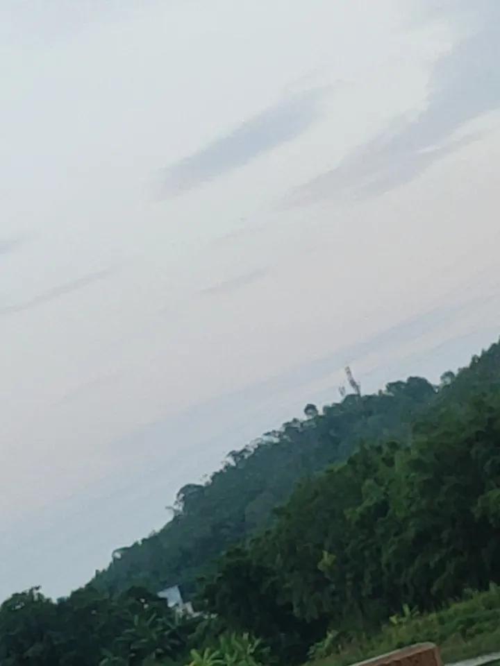 上周刚冲完秦岭冰晶顶，雨后清晨进山的体验真的刻进记忆里。
朱雀公园刚下过雨的山涧