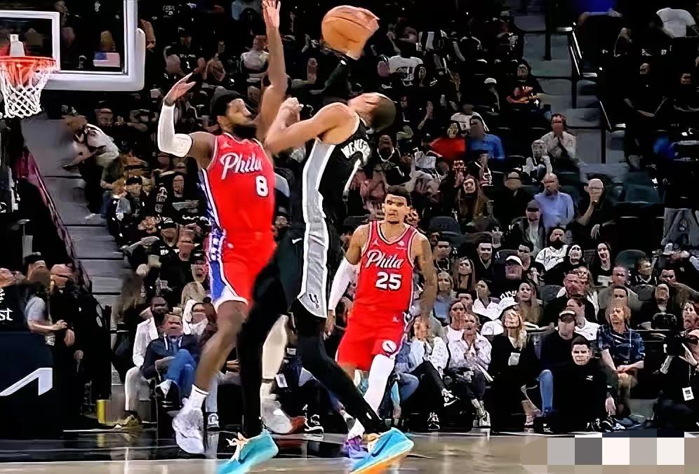 文班亚马伤的不轻啊！乔治闯大祸了
今日NBA常规赛，马刺对阵76人。文班被乔治撞