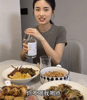 你不喝我不喝天下美酒往哪儿搁？光吃菜不喝酒。友谊小船没地儿走。那李白不喝酒哪来唐