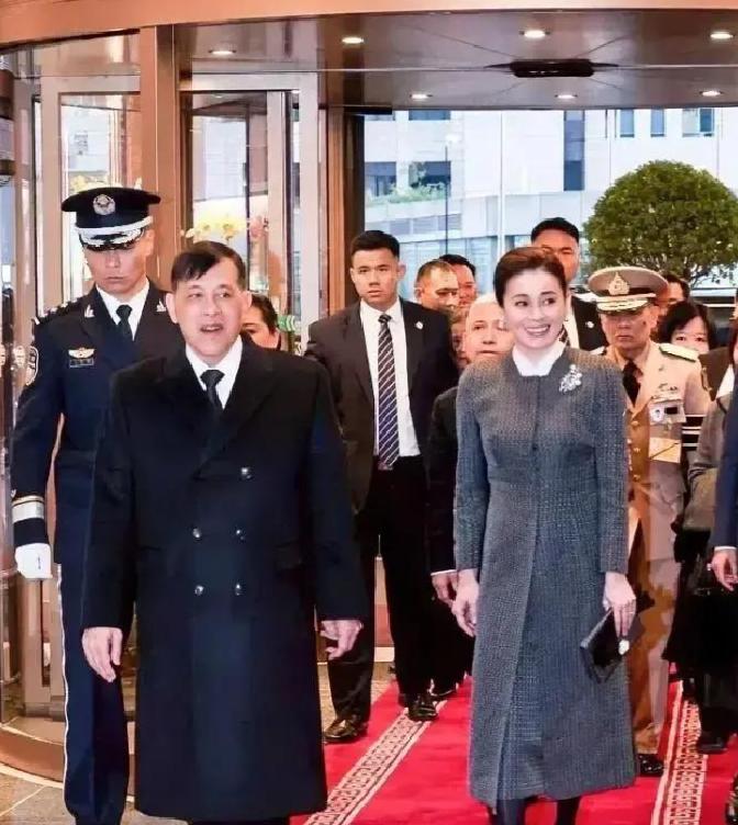 就在刚刚。
 
中方突然宣布了，将采购50万吨泰国大米。时间节点是2025年11