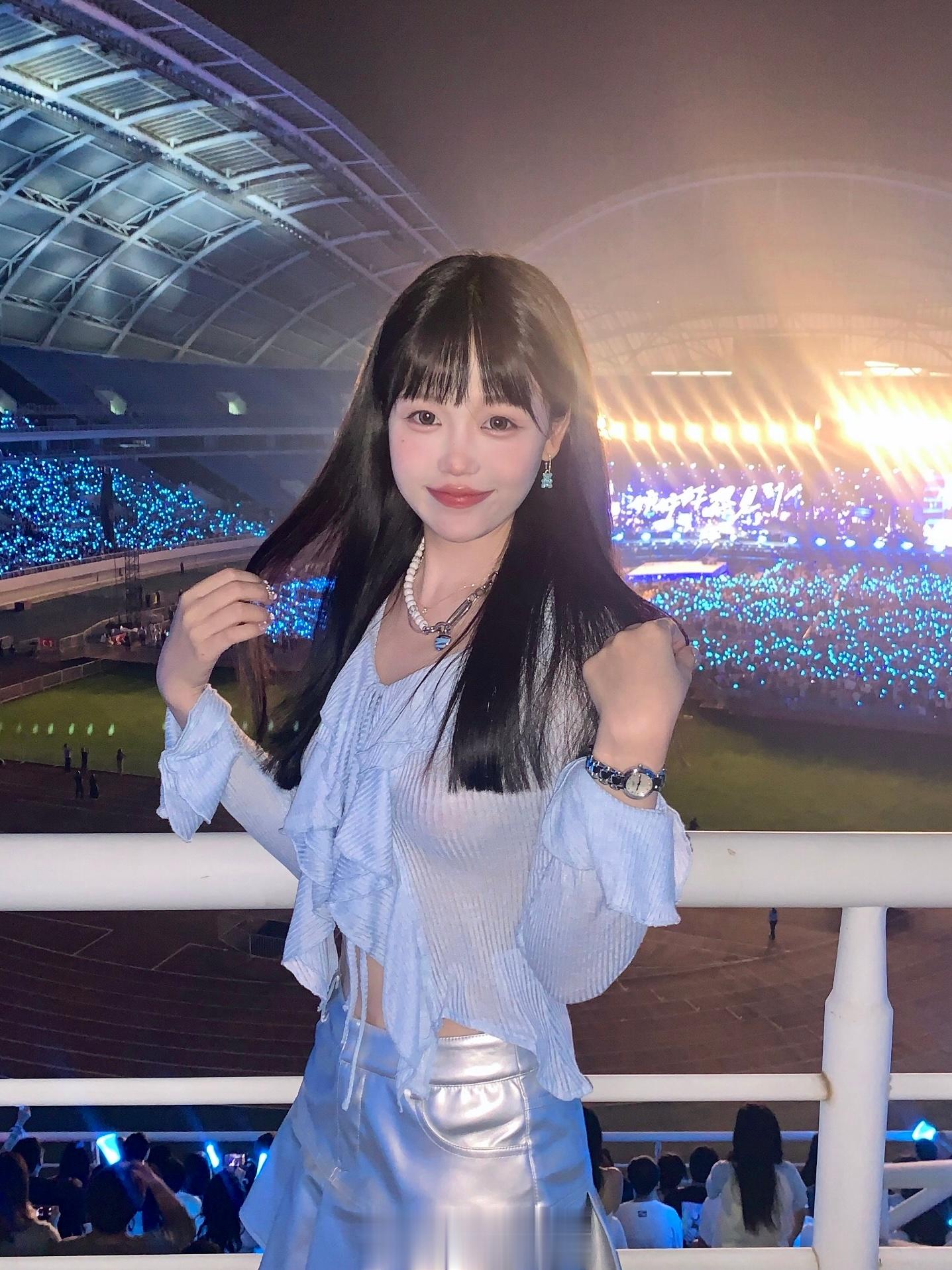 人生中的第一次演唱会给五月天咯💙有几首歌回忆起了高中时代下雨的诺亚方舟好浪漫☔