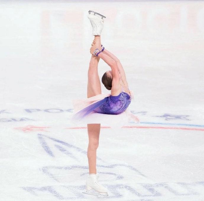 K宝的滑行如风轻盈，跳跃似光灵动，旋转若蝶翩跹，每一个姿态都美到极致。尤其是她的