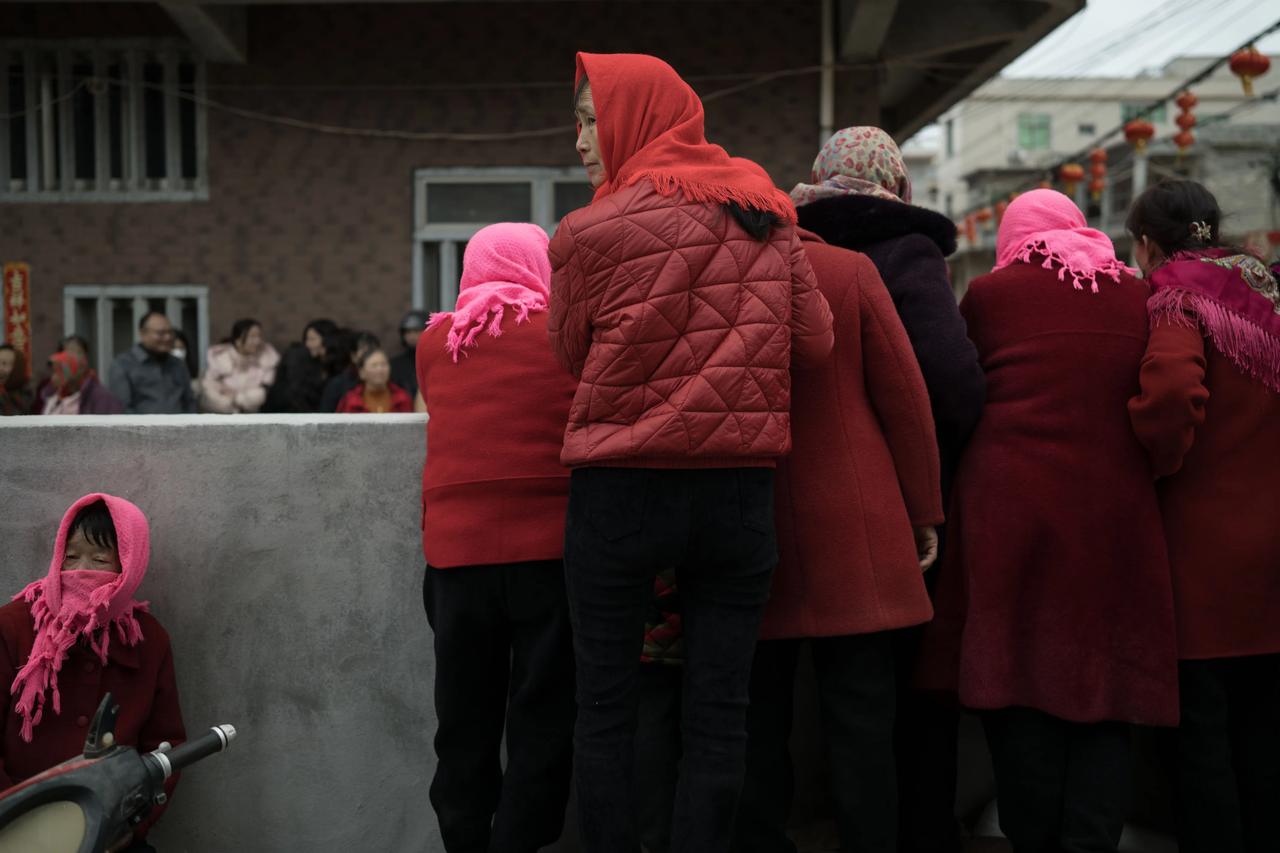 #街拍中国# 红彤彤！你发现了么？今年龙年的春节特别红。严志刚拍摄于河南和福建等