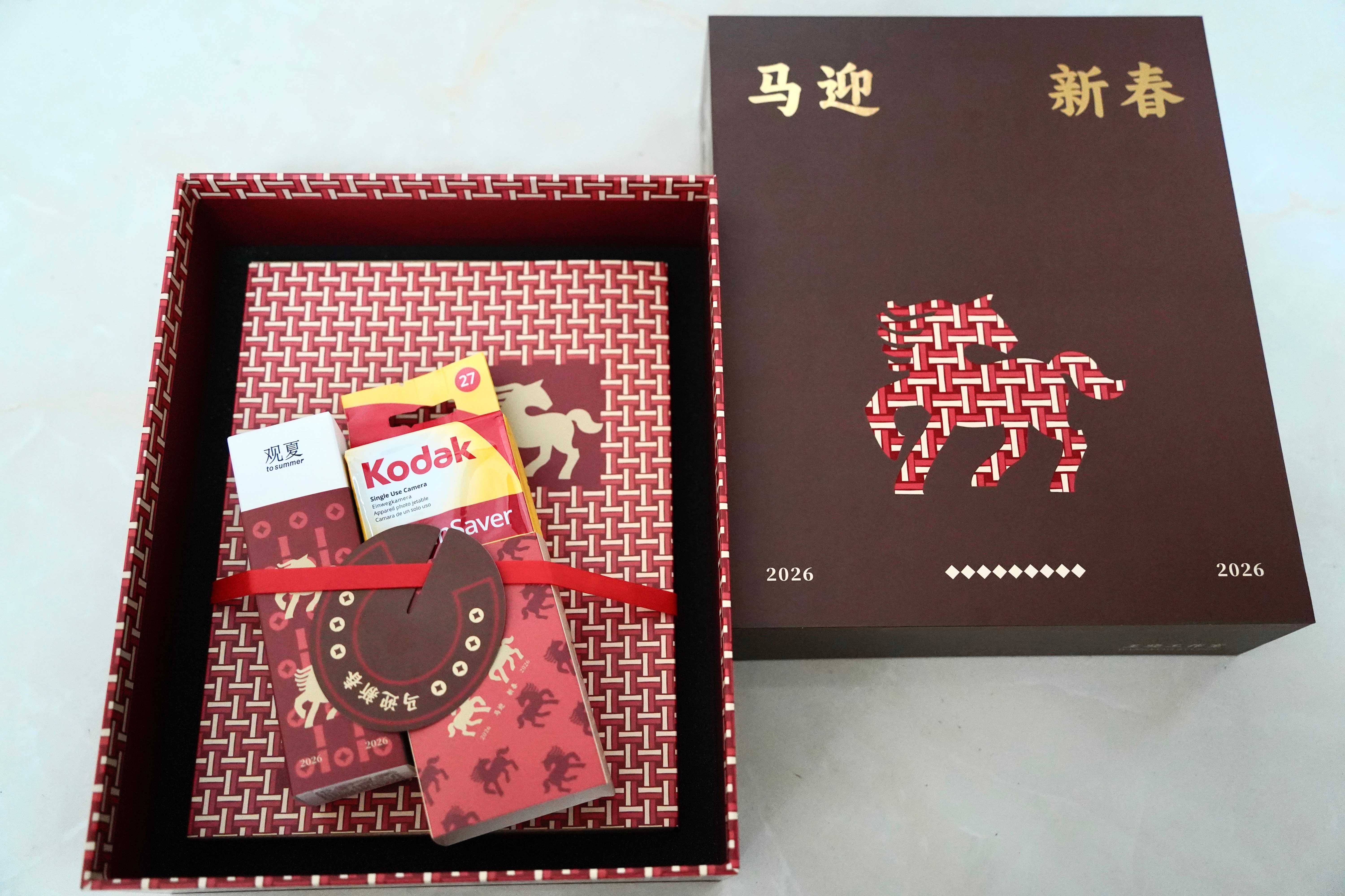 多谢王骁工作室新春礼盒，很有设计感。也很开心这几年见证了实力派演员王骁，用一个个