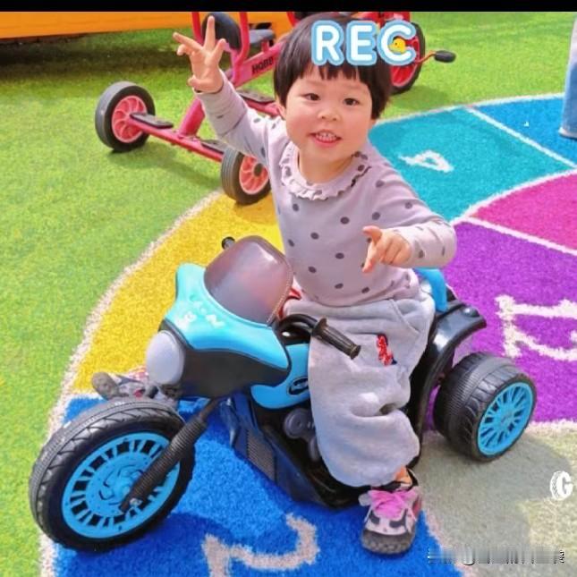 幼儿园门口的家长们聊天，让我看清了许多。

每天去幼儿园接雪宝放学，我都习惯早早