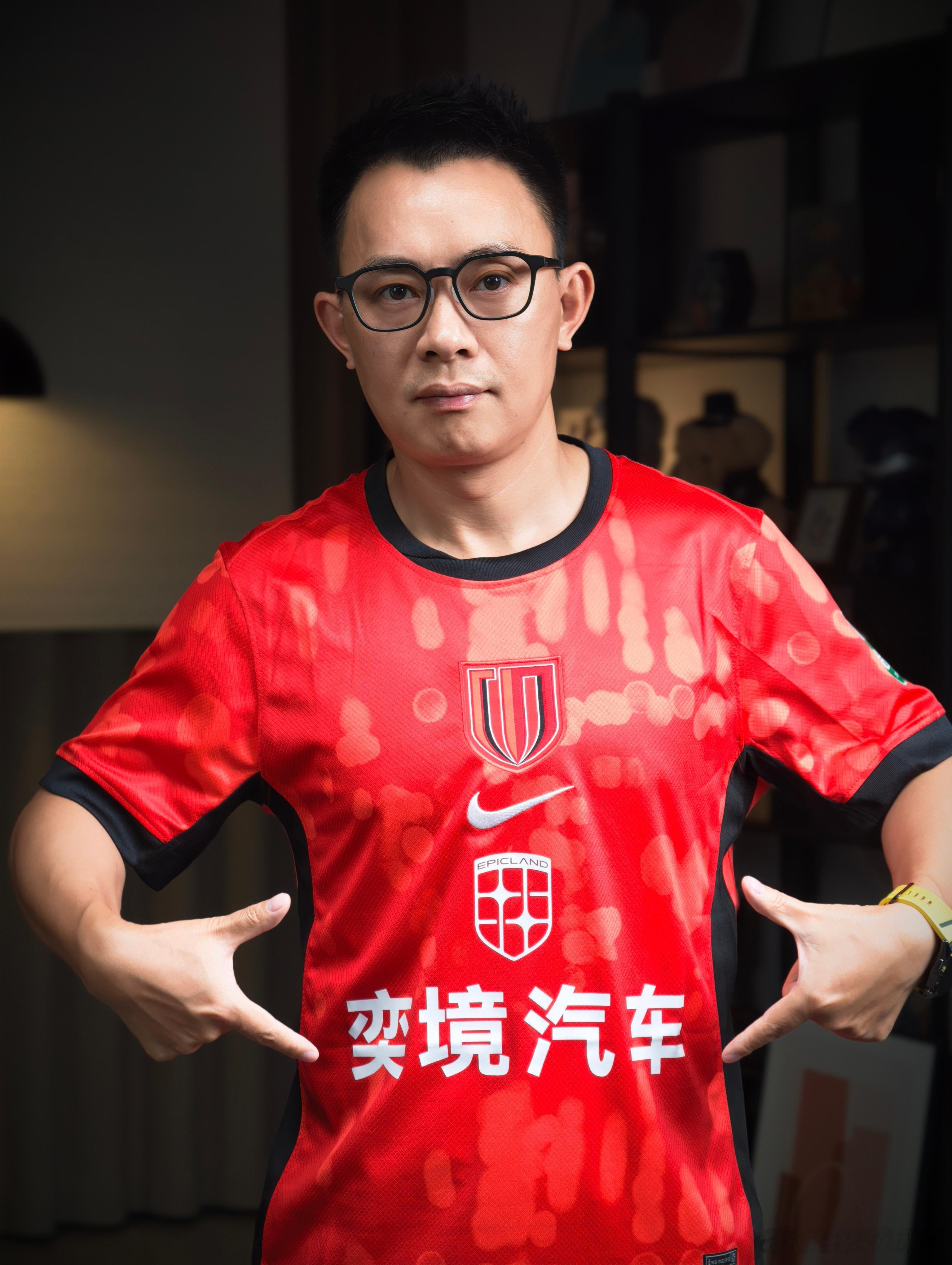 因为胸前广告是买了成都蓉城的球服好不好看[嘻嘻] ​​​