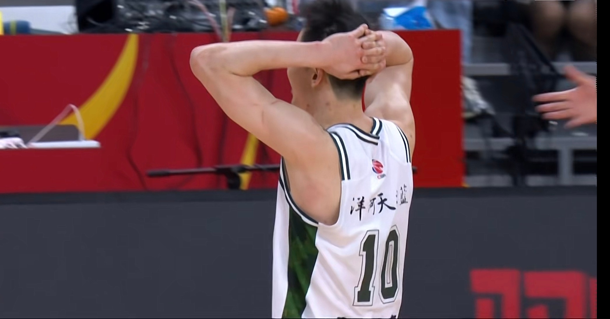 郭昊文燃尽了，独砍42分6板8助攻，不过也错过了绝杀和加时赛追分的关键上篮。还是