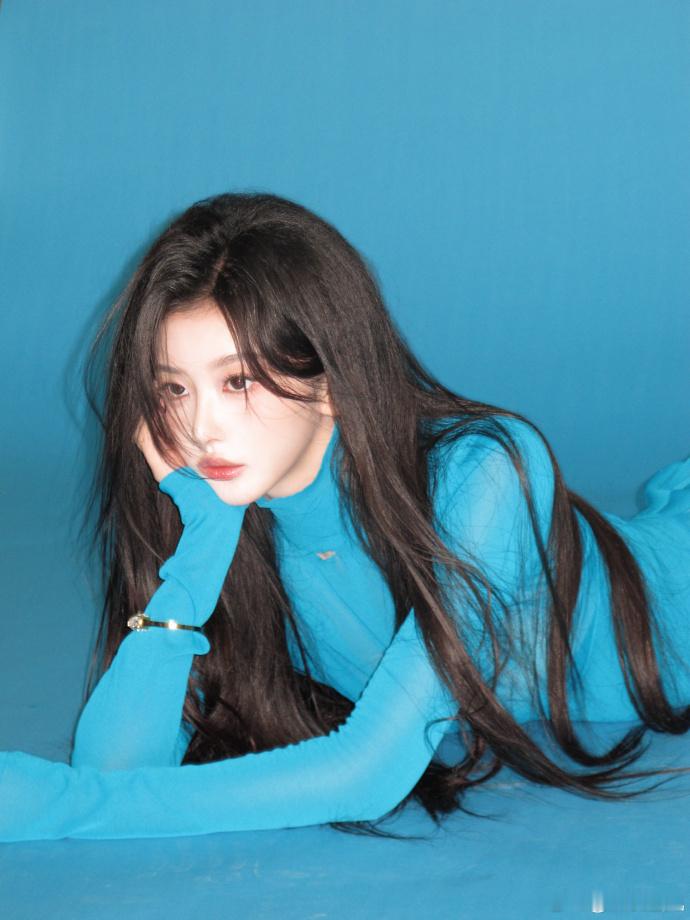 孔雪儿杂志销量孔雪儿生日刊战报折扇主题国风写真意境十足，简单道具撑起完整氛围感。