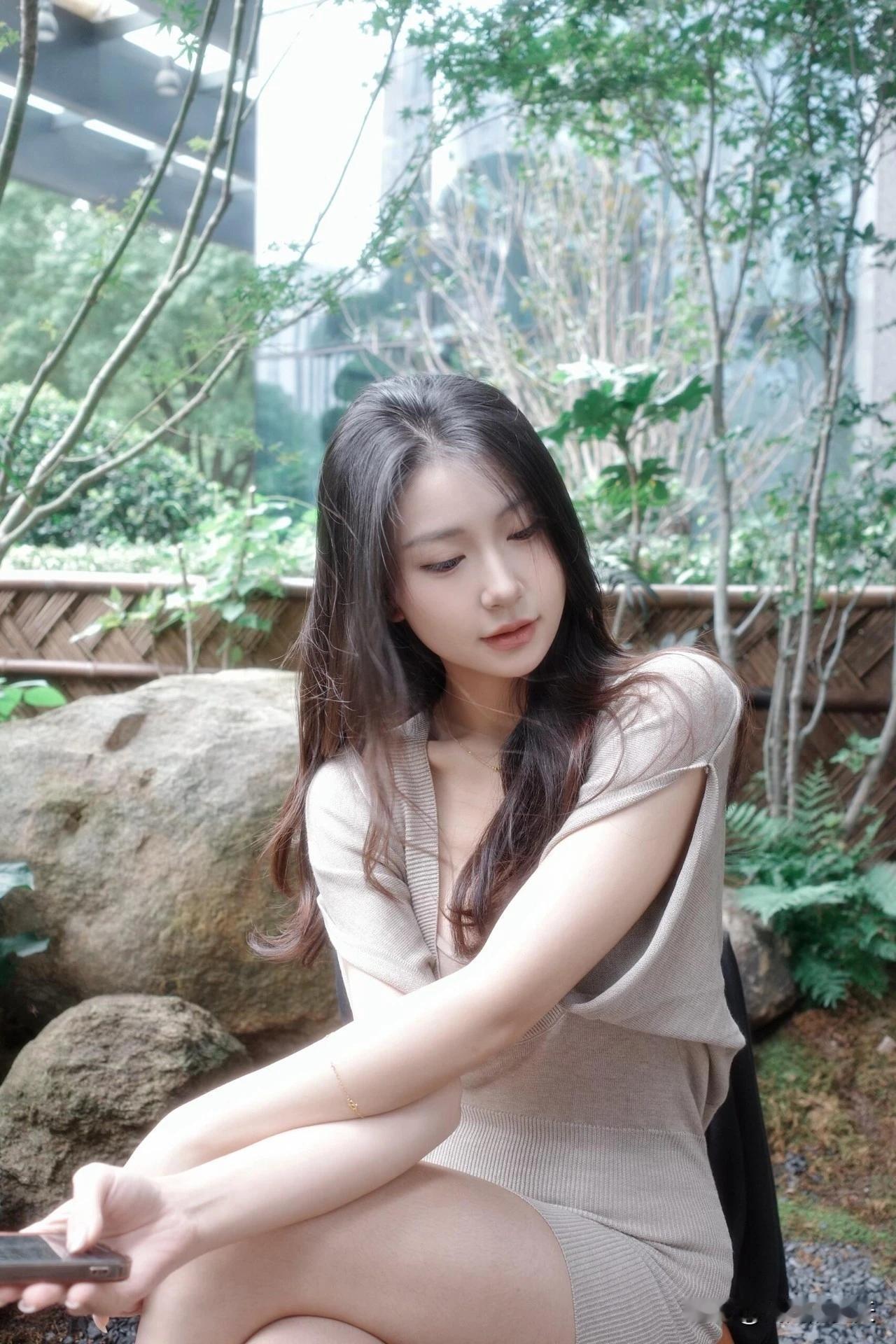 静坐花阴下，轻抚玉人妆