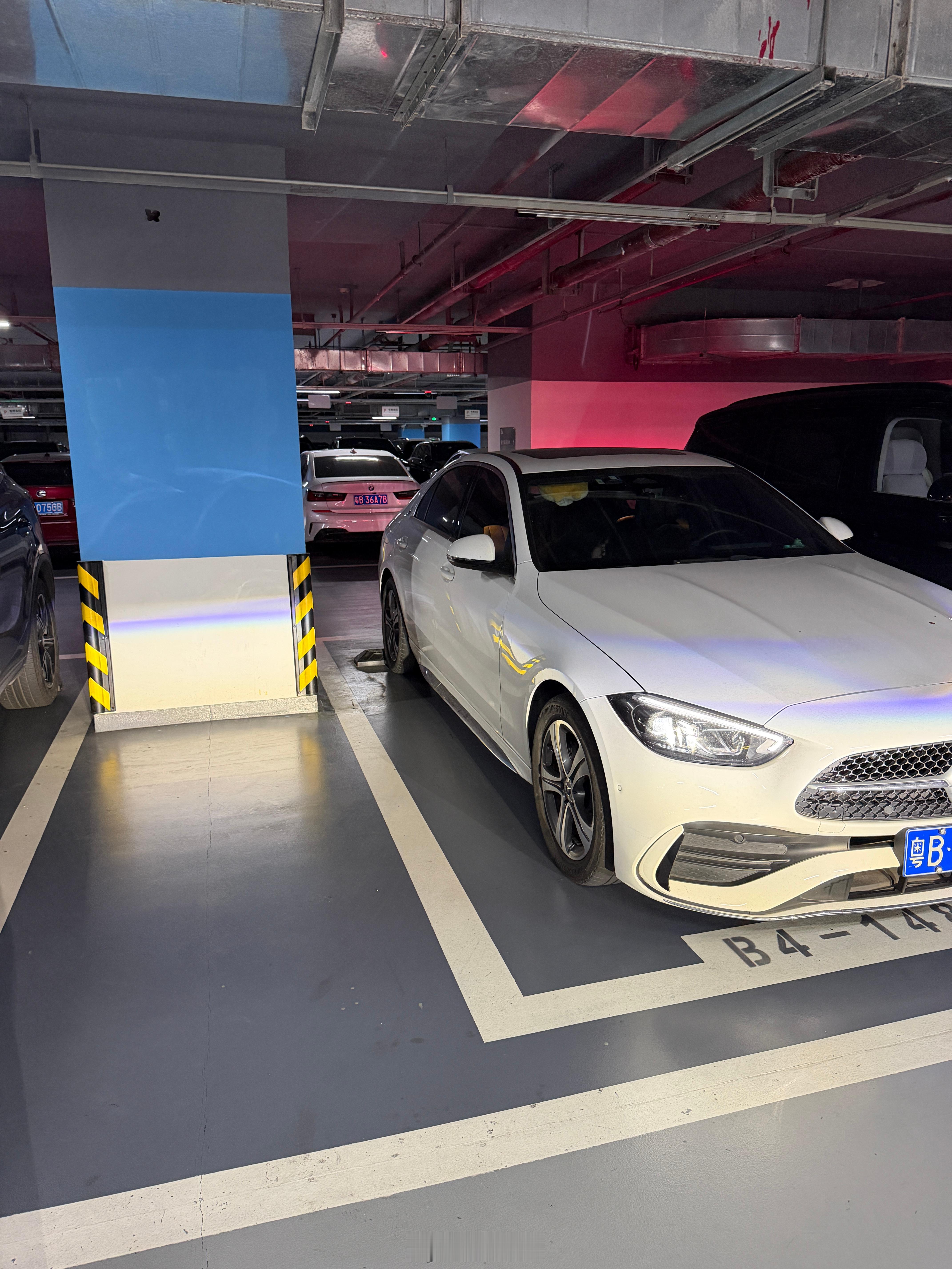 停好车发现我的车门打不开，一看旁边车留这么宽，车主小姐姐没熄火，在车上吃东西，提