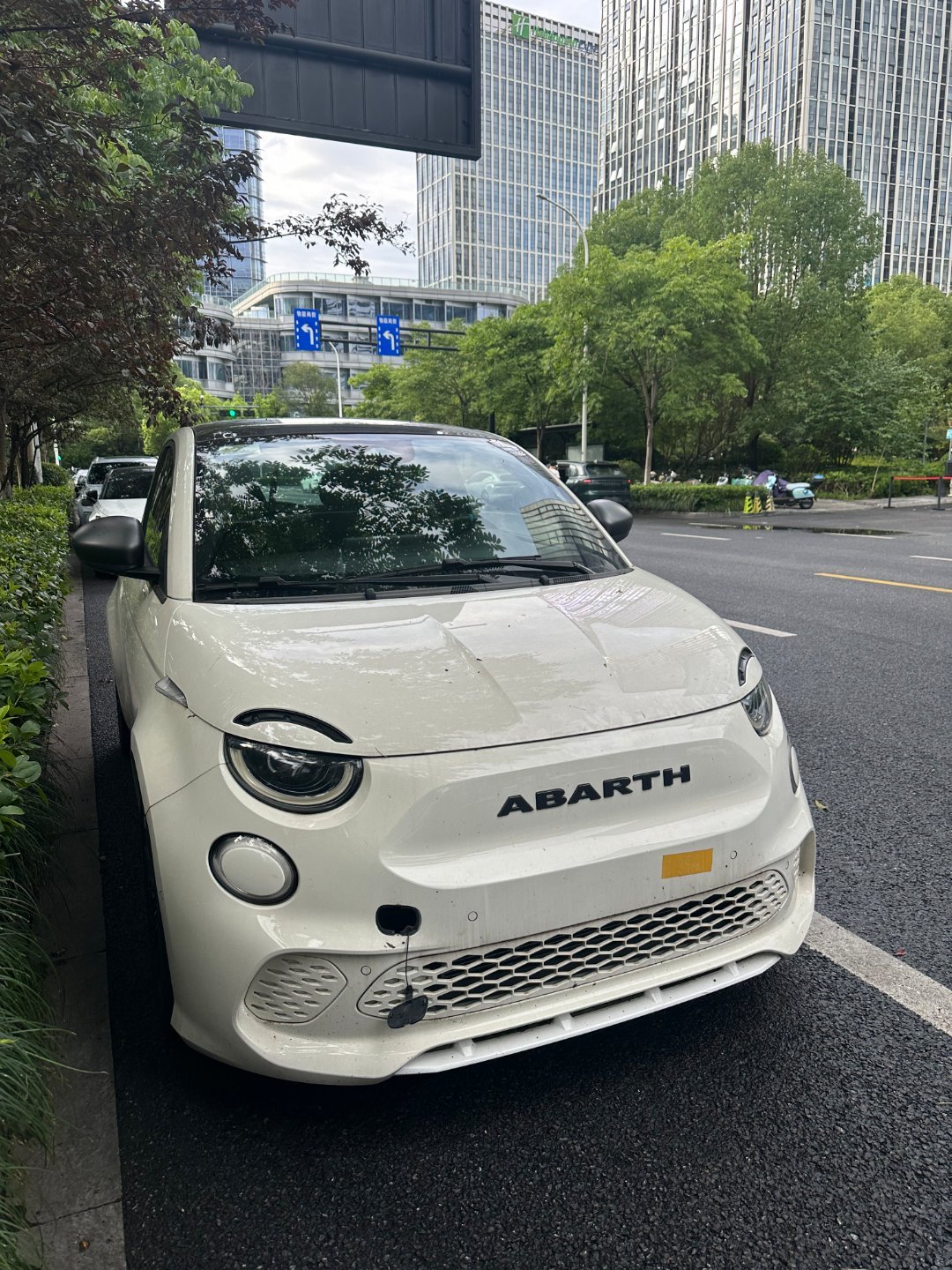 群友实拍，零跑公司楼下的电动Abarth！中国的电动汽车产业链，加上经典的欧洲设