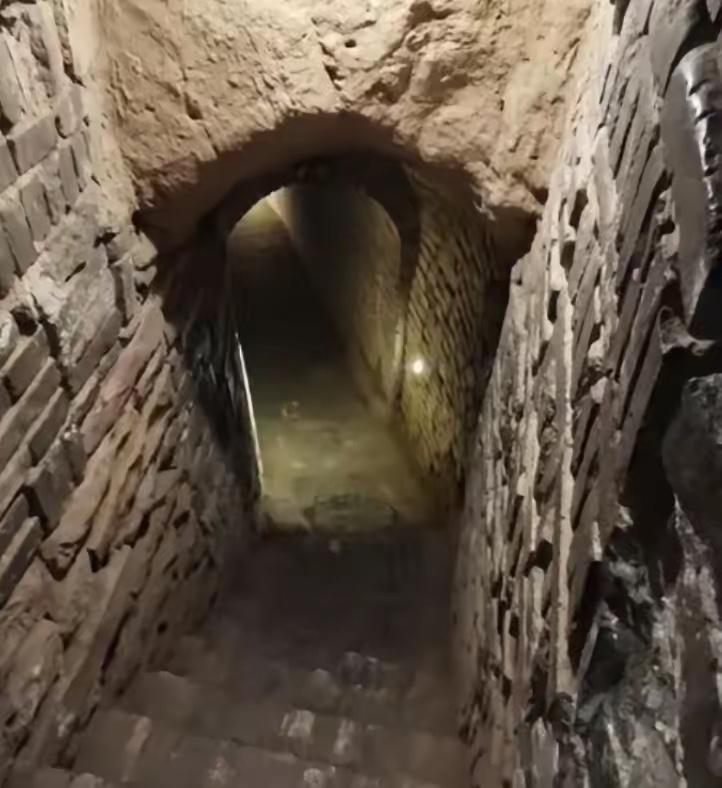 1994年，山西一农户在家里挖地道，本意是想存储点过冬的食物，结果无意发现了一条