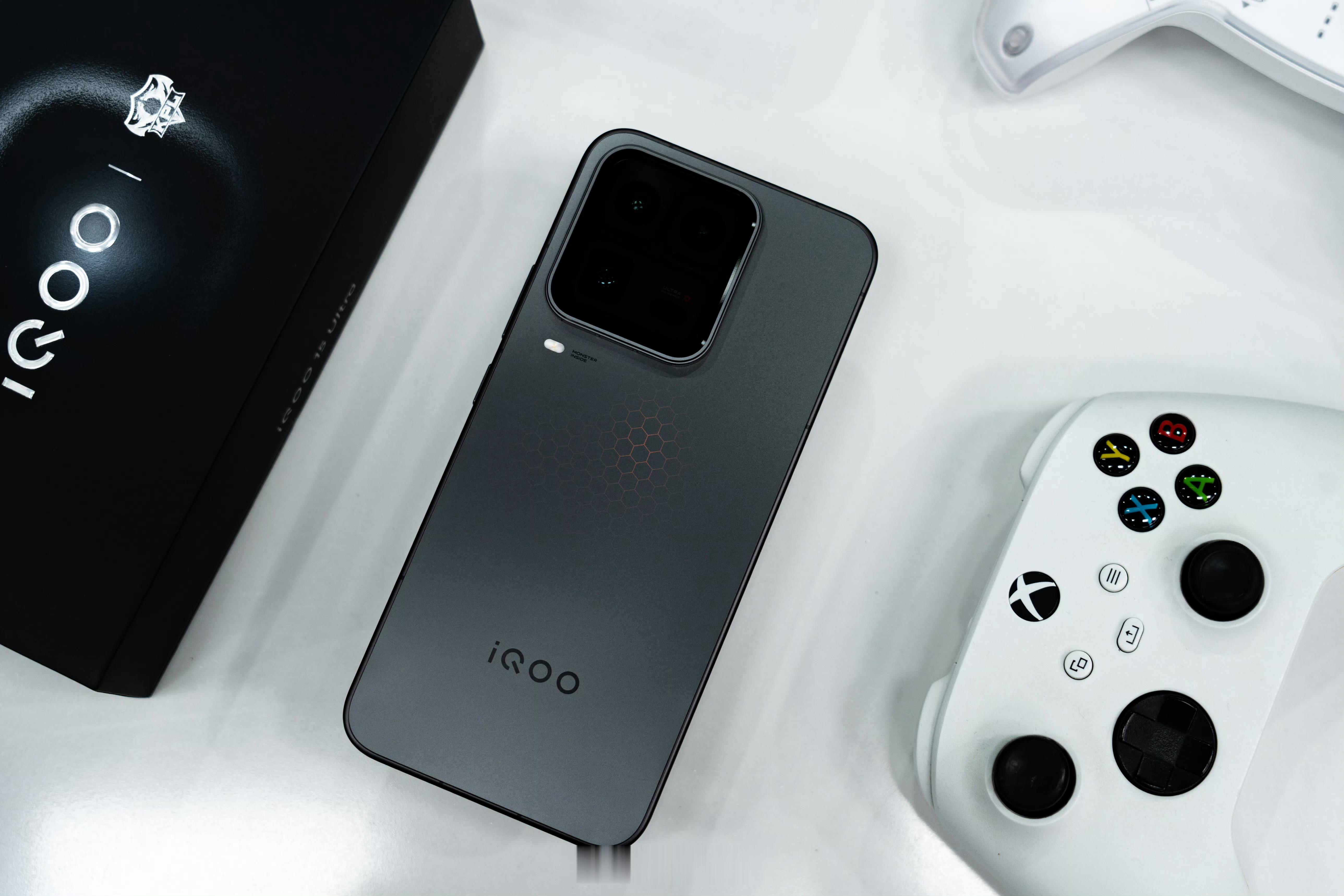 iQOO15 Ultra iQOO 15 Ultra机身厚度仅8.7mm，重量控