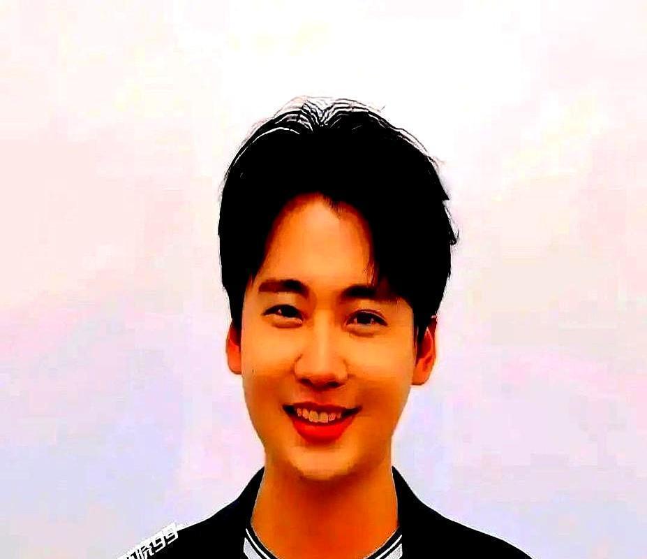 台上砸挂一句“师娘比你亲妈小五岁”，台下是实打实的一碗面、一份家底、一条后路。