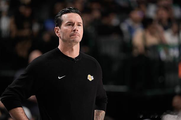 雷迪克被问到湖人上次在芝加哥比赛时，吉迪投进制胜球：“我尽量不去想这件事…”湖人