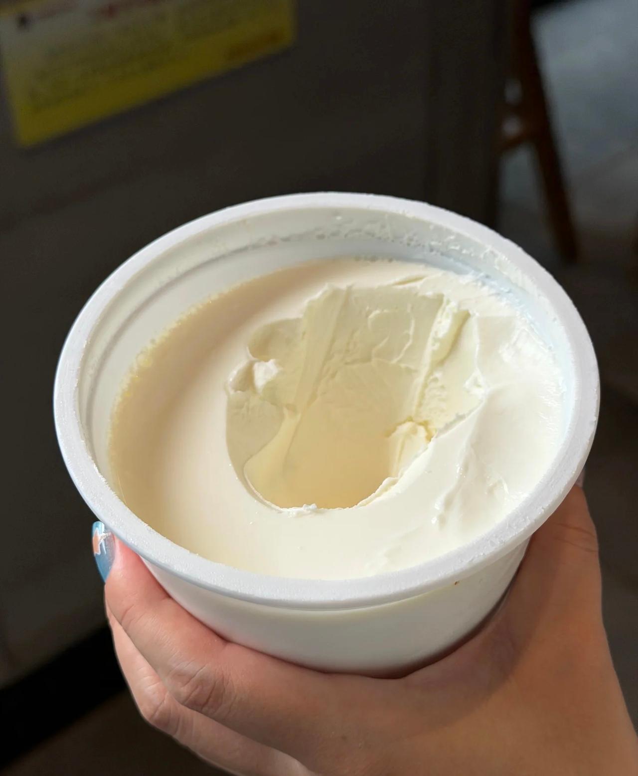 我跟老公因为一箱酸奶吵了一架。

今天晚上，我老公拎着一箱酸奶进门，美滋滋地往桌