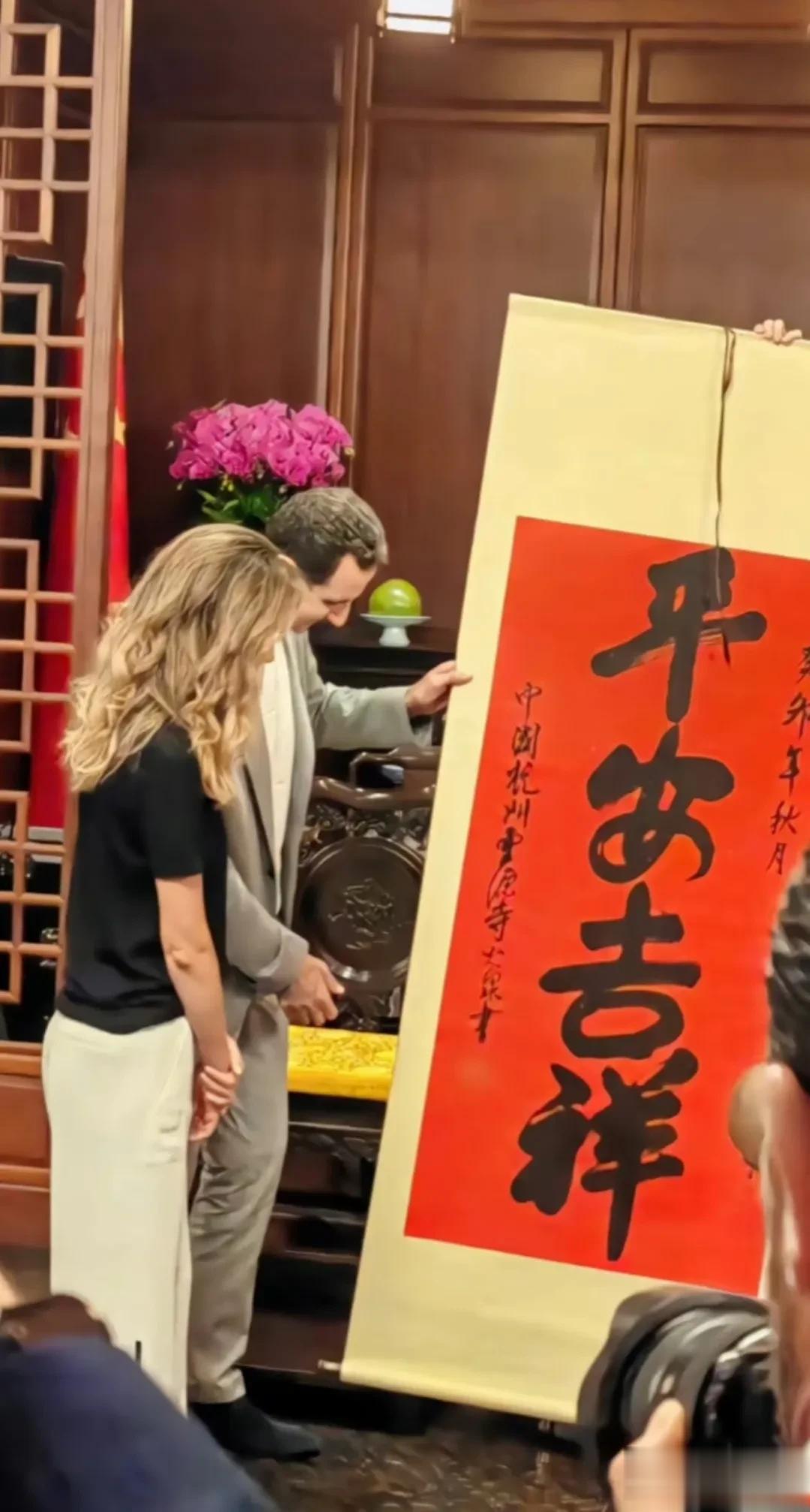 总统夫妇收到的灵隐寺大师的书法被网友吐槽。
虽然“平安吉祥”四个字很应景也正是叙